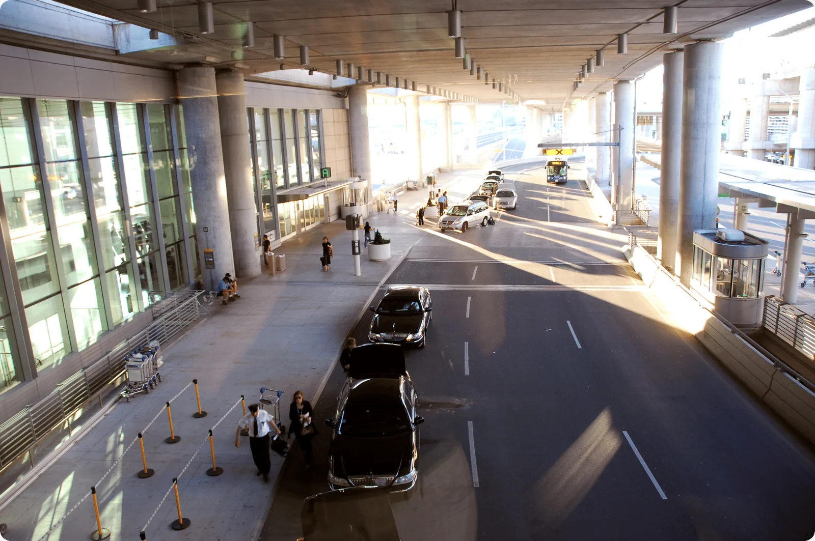 Image of airport curbside arrivals for pickups. Enhance curbside operations with lidar technology