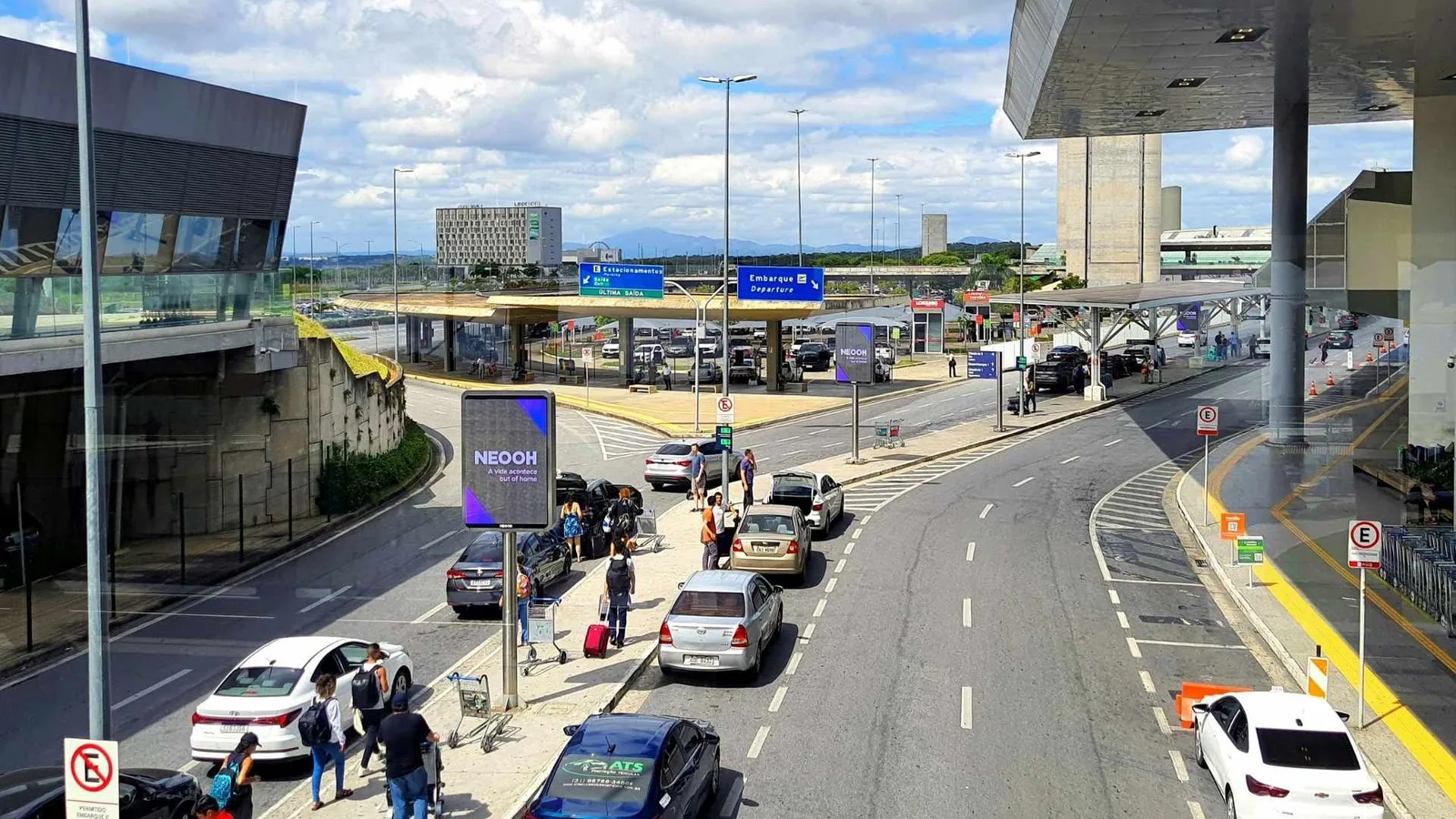 LiDAR tracking vehicles and passengers at airport curbside.
