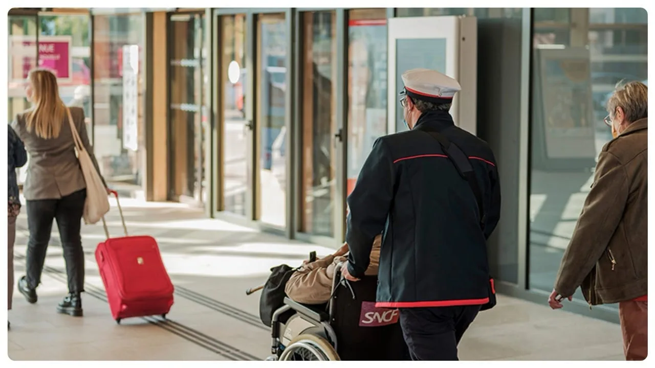 Assistance from an SNCF Gares & Connexions agent to a person with reduced mobility